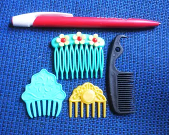 LOT MINI PEIGNES POUR POUPEE