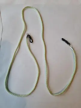 Porte Lunettes autour du cou.