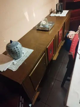 2 vitrines similaires + un buffet (Il y a aussi une table et 4 chaises)