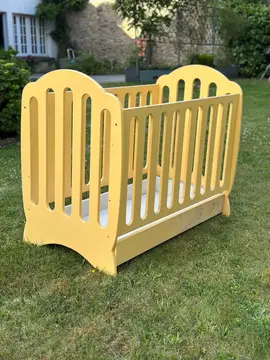 Donne lit bébé et commode assortie
