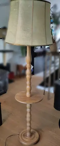 Lampe sur pied de salon, en bois.