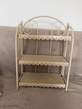 étagère en métal couleur crème