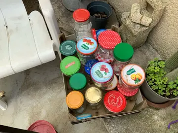 donne POTS DIVERS POUR CONFITURE