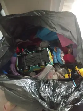 donne plusieurs sac de jouet a trié