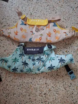 Deux ceintures de nage pour enfants.