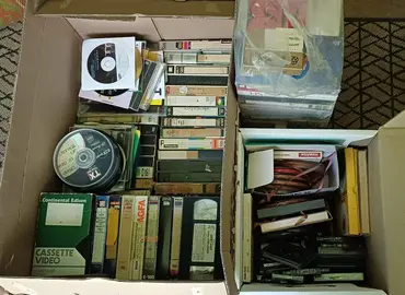 Lot cassettes VHS + quelques K7 et films audio et CD