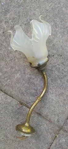 Aplique ancienne avec abat-jour en verre dépoli et support cuivre
