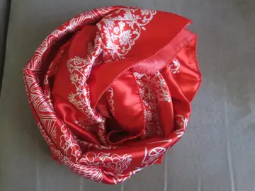 FOULARD en tissu synthétique soyeux 92cm x 95cm