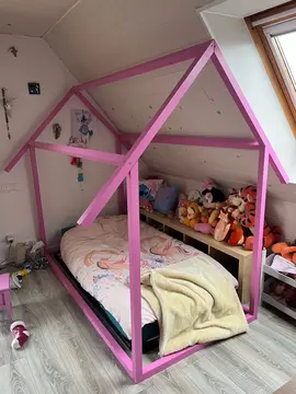 Cabane de lit avec table de chevet