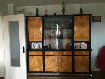 meuble avec vitrine éclairée