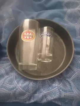 moule à gâteau et verres