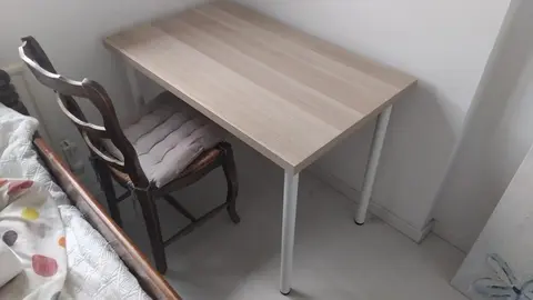 Table en bois avec pieds en métal