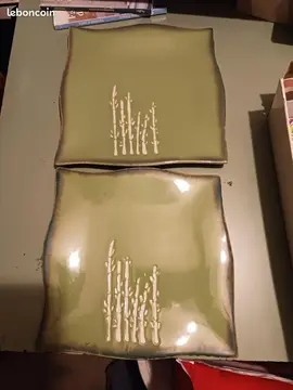 LOT DE 2 ASSIETTES CARREES