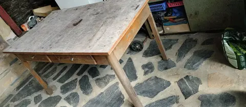 table en bois et chaise