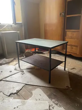 table basse en métal, noire