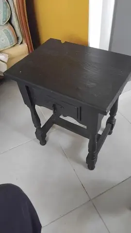 Petit meuble en bois noir avec un tirroir