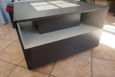 donne table basse sur roulettes,