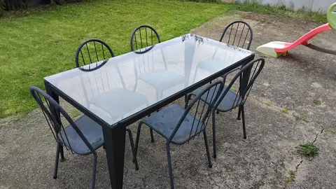 table métal plaqué en verre