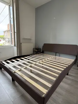 lit conforama en tissu marron à donner