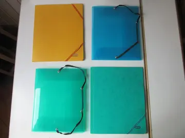 Petites chemises cartonnées et plastique