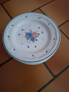 petites assiettes avec des fleurs