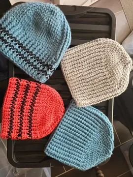bonnets neufs tricotés