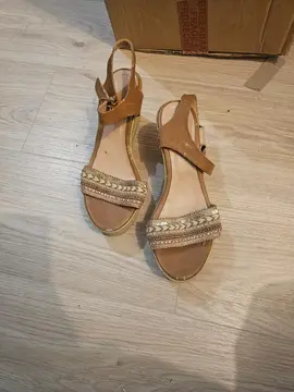 Sandales à talon compensé