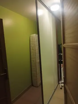 portes de dressing en bois blanches et en acajou vitrée