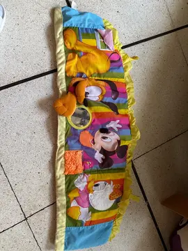 frise de lit ou tapis de jeu avec grelots et textures pour toucher
