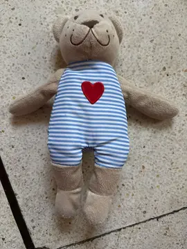 petite peluche ours avec cœur hauteur 15 cms