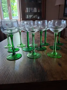 verres en pied couleur vert