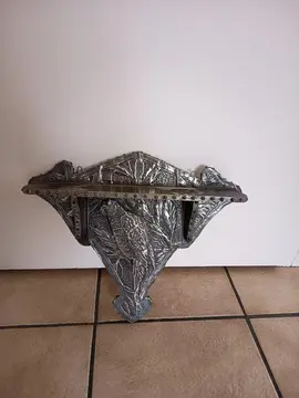 Étagère décoration en étain repoussé sur support bois