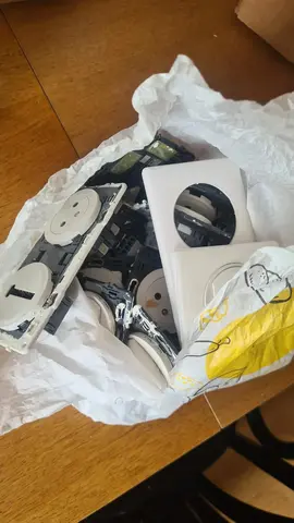 lot prises détecteur fumée et produits nettoyants