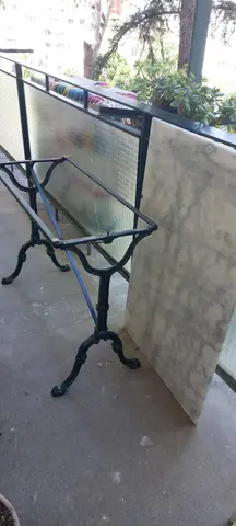 table vintage pieds metal plateau en marbre