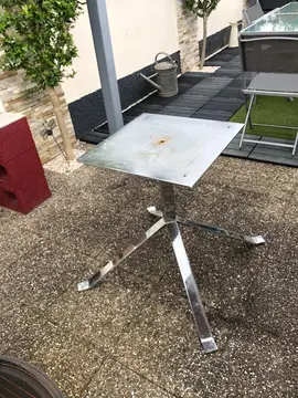 pied de table