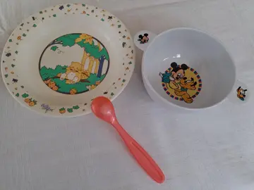 donne 1assiette, 1bol et 1cuillère pour BB