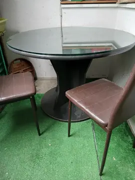 table ronde avec deux chaises