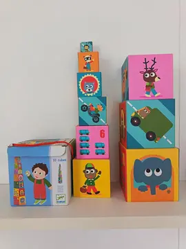 jouer 12 mois avec des cubes à mettre en place plus possibilité d'avoir le petit camion en bas âge a