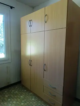 Armoire avec penderie, étagères et tiroirs.