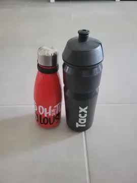 petite bouteille inox et gourde plastique