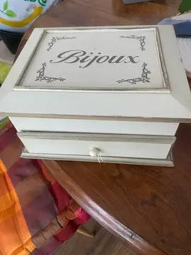 boîte à bijoux en bois
