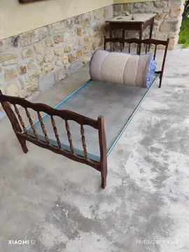 sommier métallique avec matelas si besoin