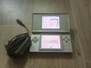 Nintendo DS Lite avec son stylet et son chargeur