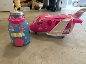 AVION BARBIE + maisonnette biberon