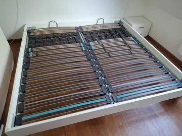 Lit 200 x 200 + sommiers + 2 tables de chevet