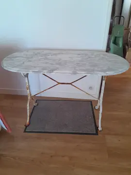 table rétro plateau en marbre bon état. prévoir travaux pour les pieds.