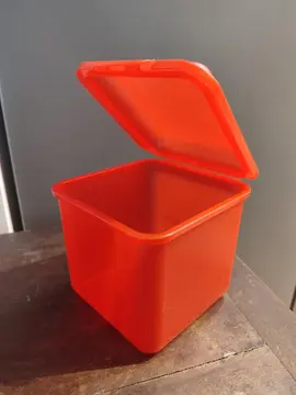boite en plastique orange
