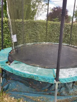 trampoline grand modele.juste le tour en mauvais état.pas l,intérieur.A venir et le démonter