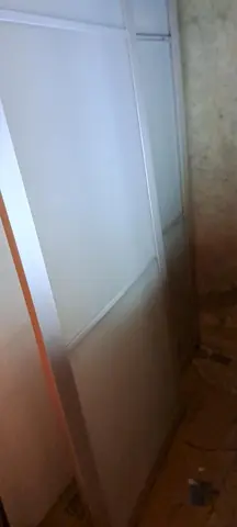 2portes de placard vitrée IKEAU transparente fumé en bon état