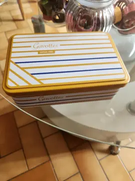 boîte en métal coloré